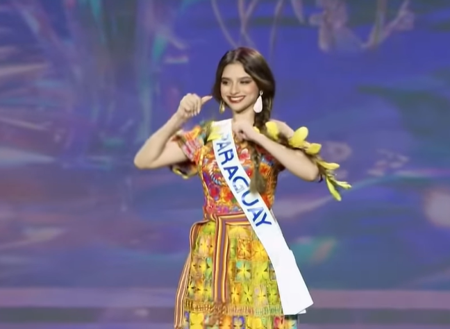 Angely Benítez se lució en el desfile de trajes típicos en Miss Cosmo 2025