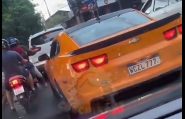 Polémico influencer hizo un trompo y puso en peligro la vida de motociclista