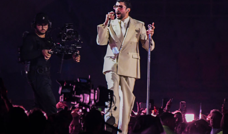 Bad Bunny se cayó durante su show en México