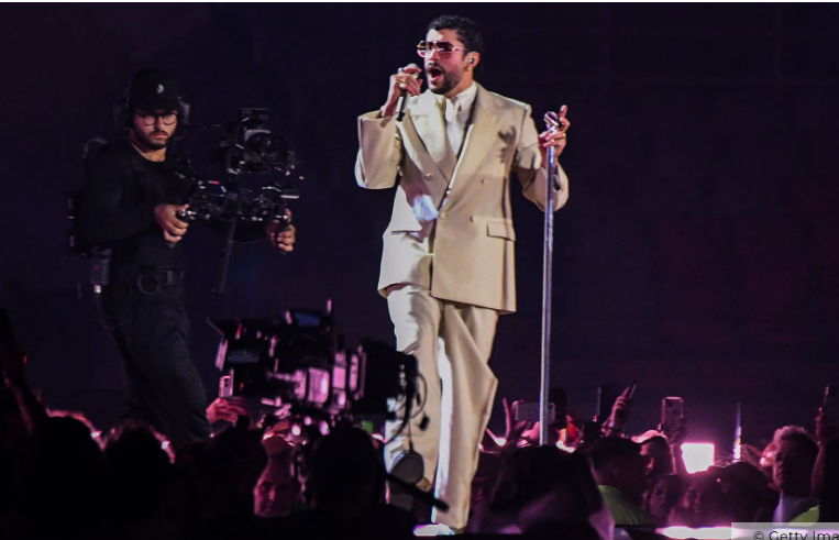 Bad Bunny se cayó durante su show en México