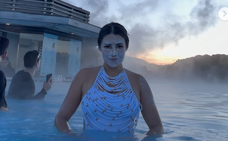 Con una temperatura de casi bajo cero, Laurys Dyva se tiró a la piscina en Islandia