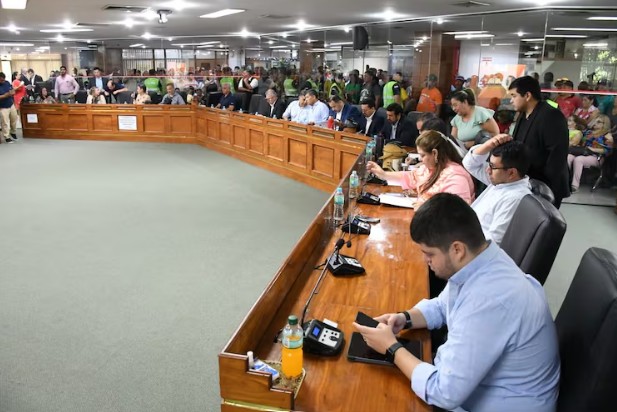 Colorados aprueban aumentazo al pasaje interno y desatan críticas