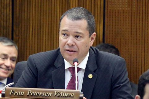 Diputado oficialista califica de “vyrorei” propuesta cartista de prohibir celulares en colegios