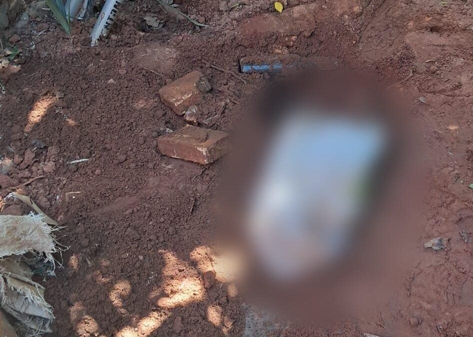 Imputan a madre de recién nacido hallado enterrado en el patio