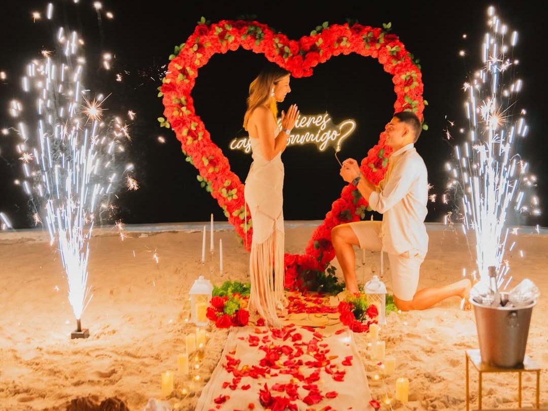 Jugador de Cerro sorprendió a su novia en la playa con pedido de matrimonio