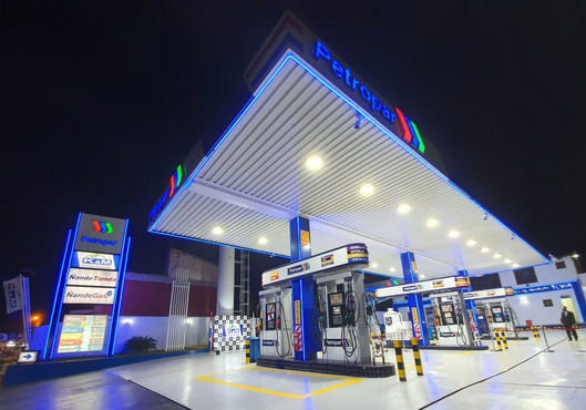 Gobierno anuncia nueva reducción del precio del combustible en Petropar