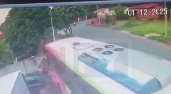 Chofer de colectivo se “descompensó”, chocó contra una vivienda y afectó varios vehículos