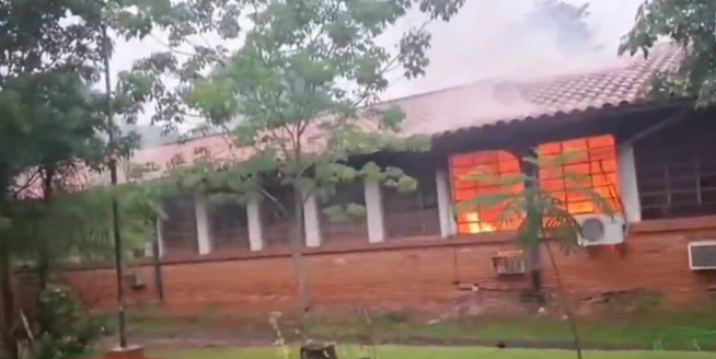 Fuego devastador en Colegio de Cordillera: Habría sido alcanzado por un rayo