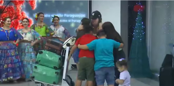 Emotivo reencuentro: compatriotas vienen de España por las fiestas