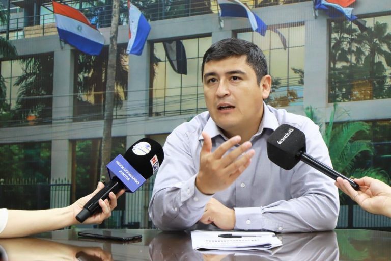 Senador plantea polémico proyecto busca 30 días de permiso y estabilidad laboral