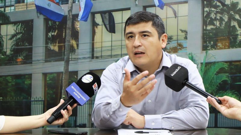 Senador plantea polémico proyecto busca 30 días de permiso y estabilidad laboral