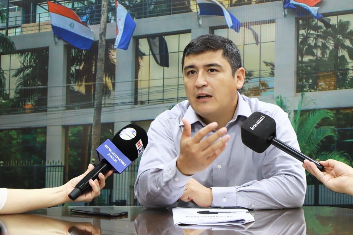 Senador plantea polémico proyecto busca 30 días de permiso y estabilidad laboral