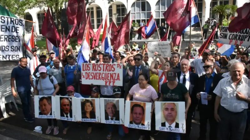 Oposición estalla: exigen renuncia de seis ministros de la Corte por reunión secreta con Peña y Cartes