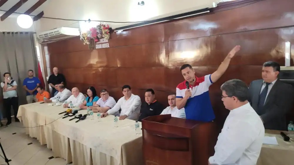 Liberales desafían al Directorio y sellan pacto con Yo Creo en Ciudad del Este