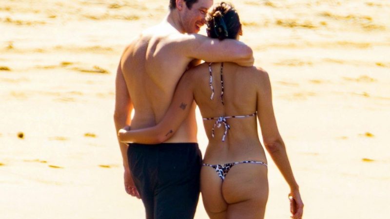 Dua Lipa fue fotografiada en bikini y… ¡los comentarios!