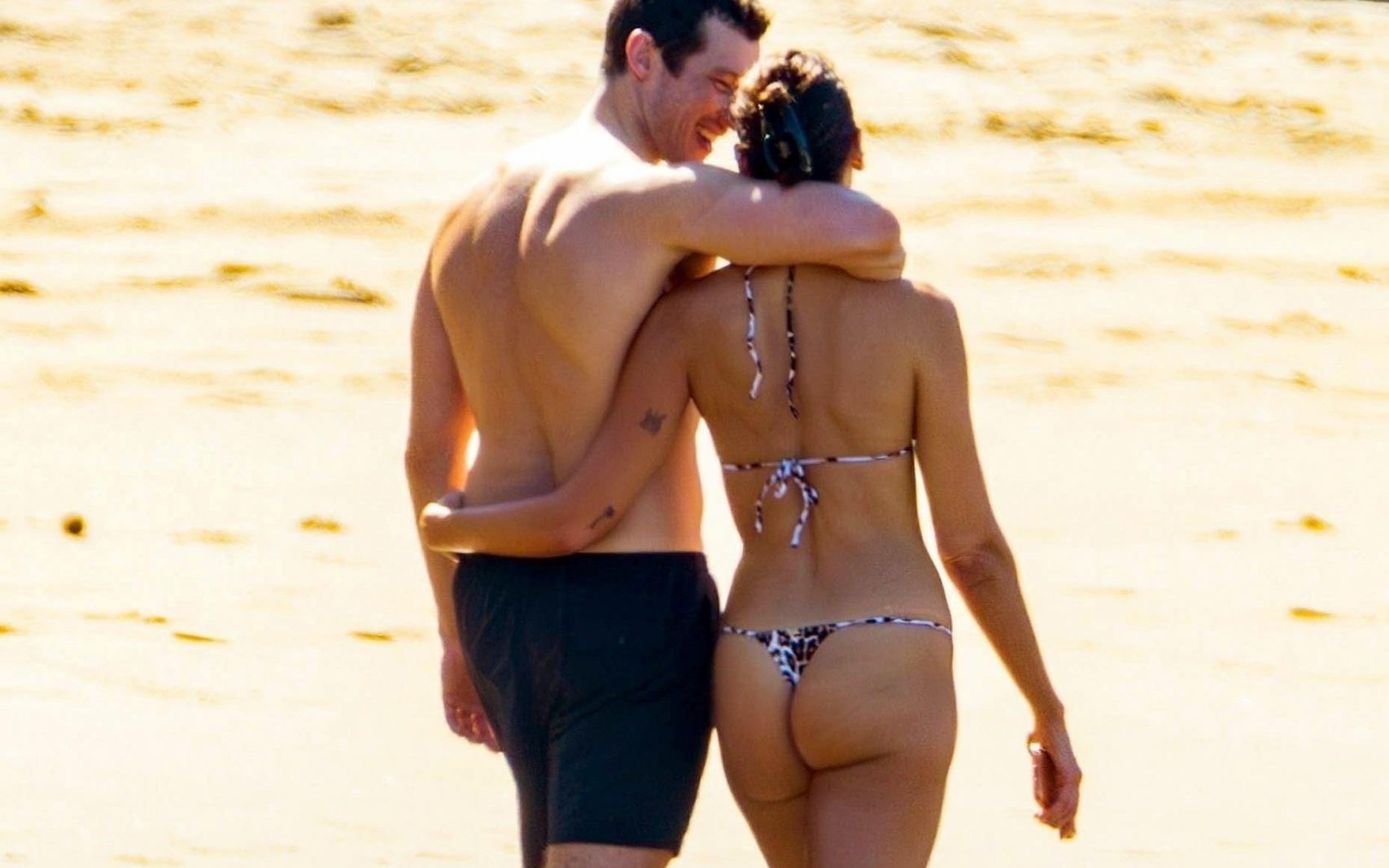 Dua Lipa fue fotografiada en bikini y… ¡los comentarios!