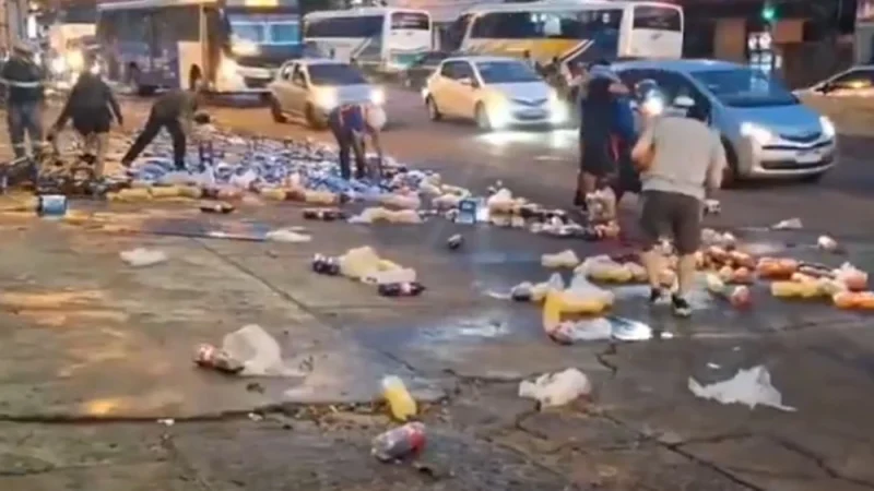 Camión pierde carga de bebidas y transeúntes rapiñan productos