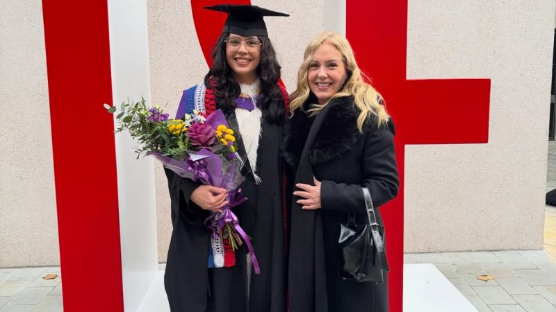 Menchi, orgullosa del logro de su hija