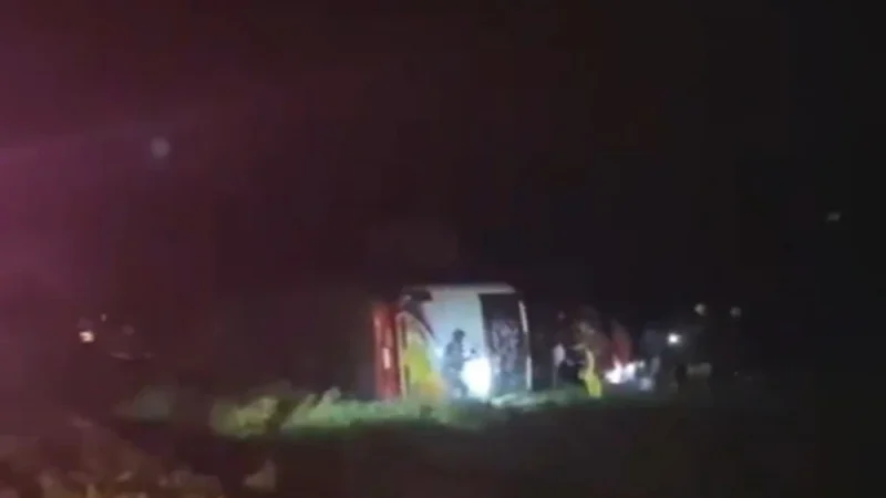 Tragedia en viaje estudiantil: dos víctimas fatales tras vuelco en Coronel Oviedo