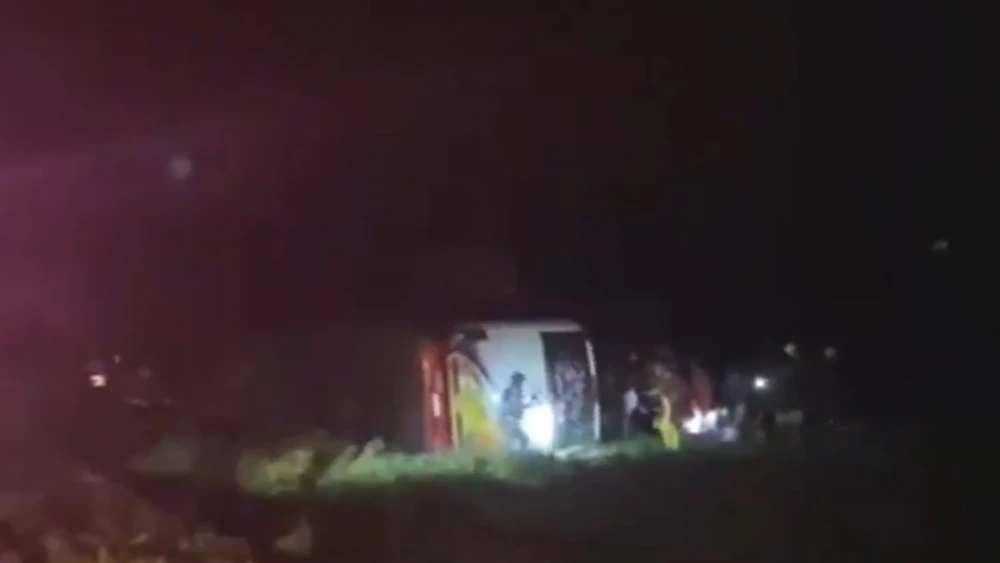 Tragedia en viaje estudiantil: dos víctimas fatales tras vuelco en Coronel Oviedo