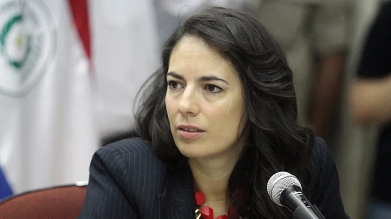 Claudia Centurión defiende gestión del MOPC ante críticas del MEF