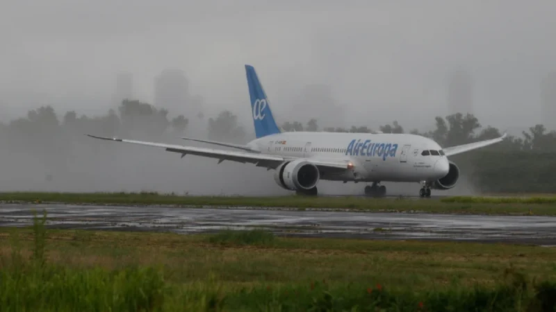 Aeropuerto Silvio Pettirossi opera con normalidad pese a alerta de atención por tormentas