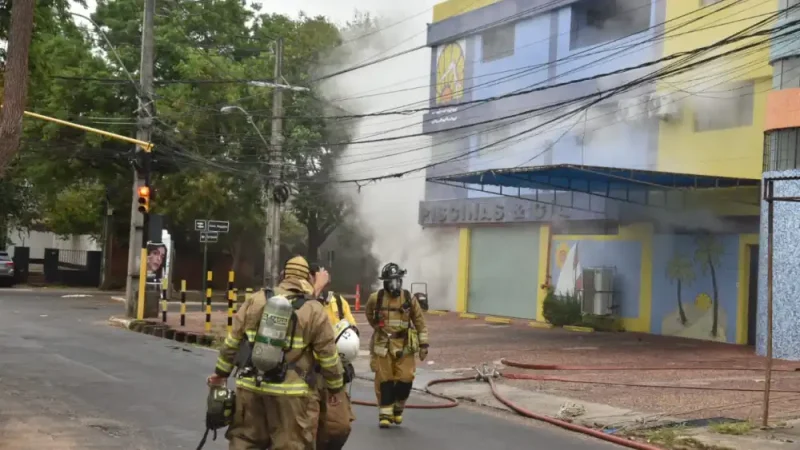 “Es puro cloro”, afirma bombero y advierte sobre humo tóxico por incendio en Asunción