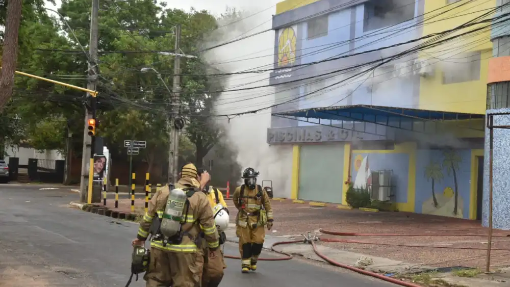 “Es puro cloro”, afirma bombero y advierte sobre humo tóxico por incendio en Asunción
