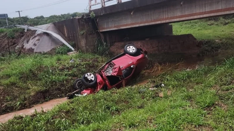 Caída de camioneta de un puente deja dos muertos y cuatro heridos en Curuguaty