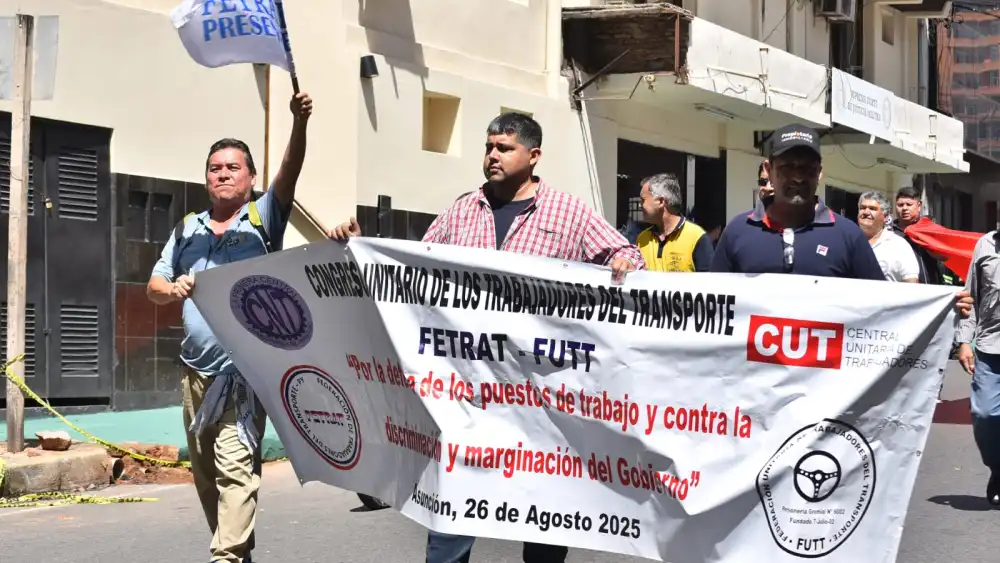 Transportistas marchan en protesta por la reforma del transporte público y por mejores condiciones laborales