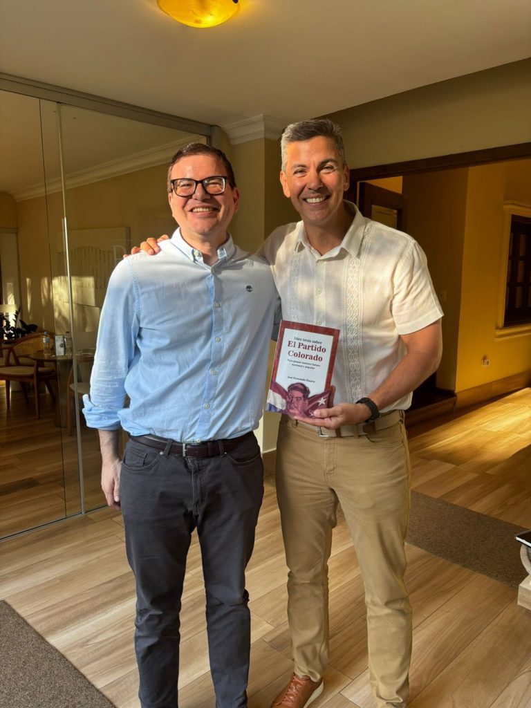 José Duarte Penayo, de la polémica histórica al gesto político: entrega su libro al presidente Peña