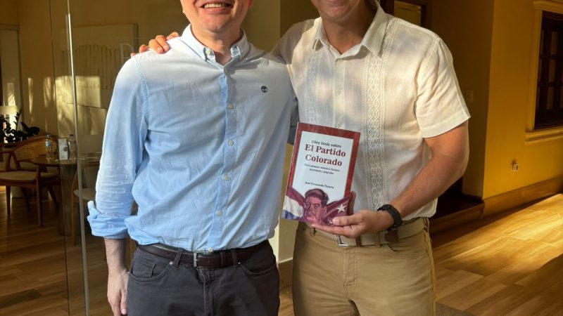 José Duarte Penayo, de la polémica histórica al gesto político: entrega su libro al presidente Peña