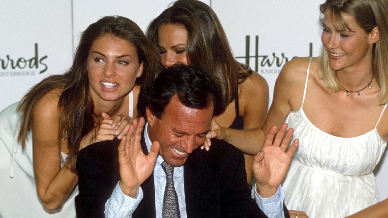 Empleadas revelaron que Julio Iglesias les obligó a hacerse análisis de VIH y embarazo