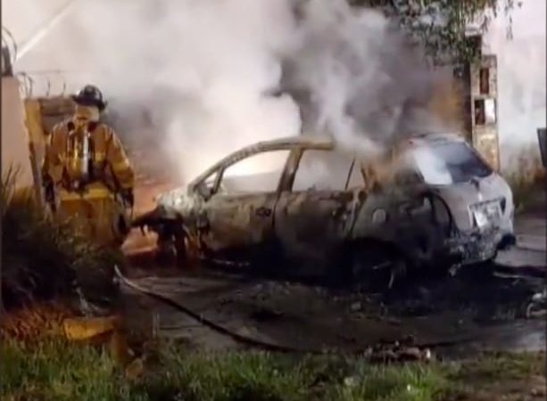 Ataque de celos: incendian vehículo de mujer tras ruptura sentimental