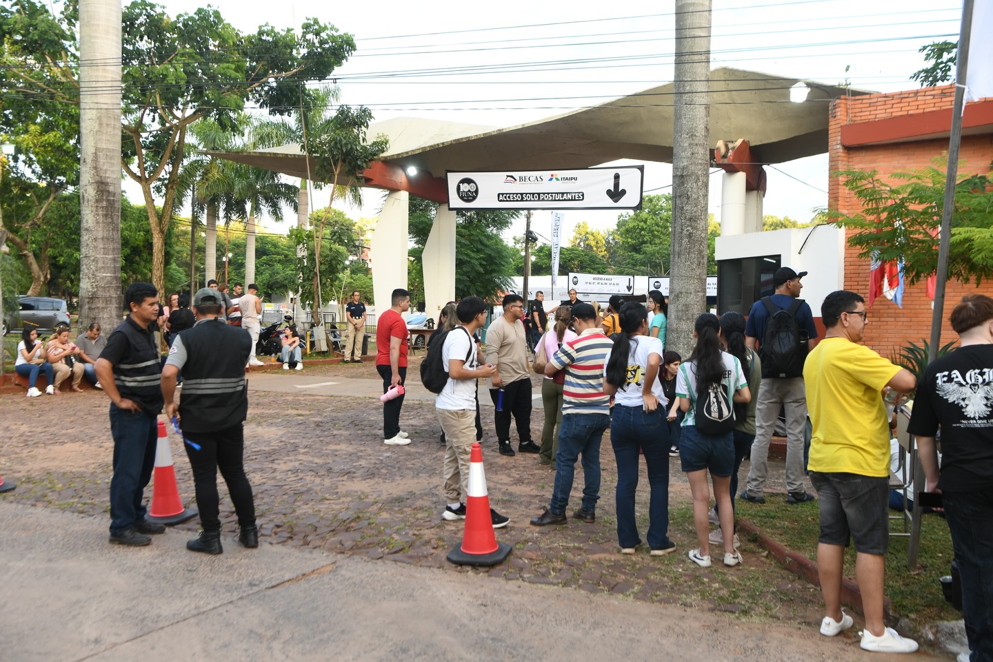 Más de 18.000 jóvenes se presentan a exámenes para acceder a becas estatales