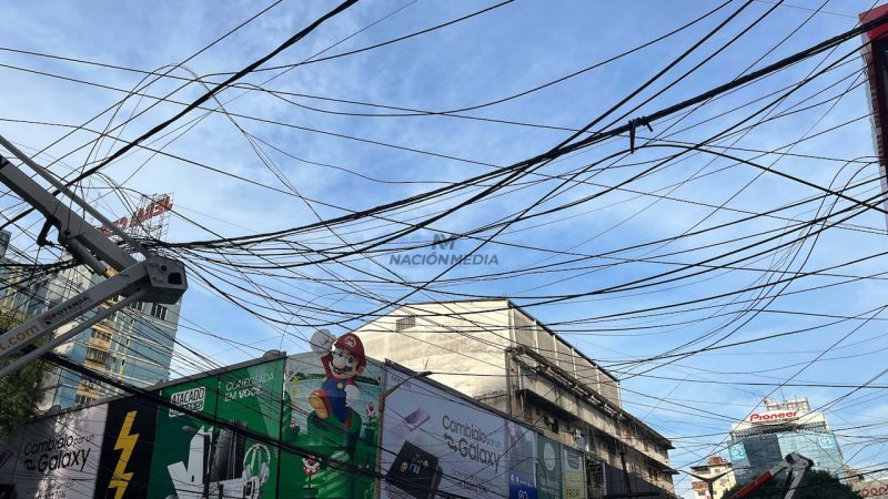 ANDE elimina maraña de cables en microcentro esteño