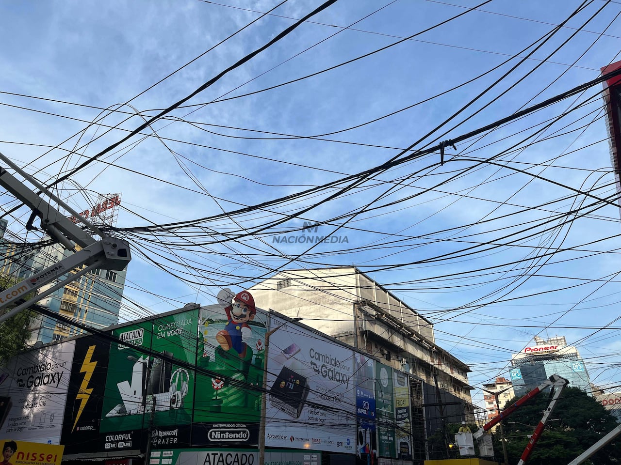 ANDE elimina maraña de cables en microcentro esteño