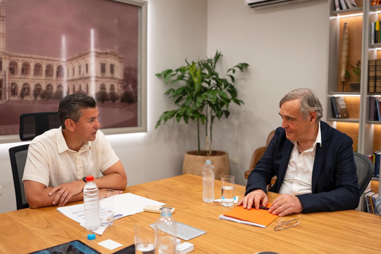 Peña se fotografía con CEO de firma acusada de contaminar con sustancias cancerígenas