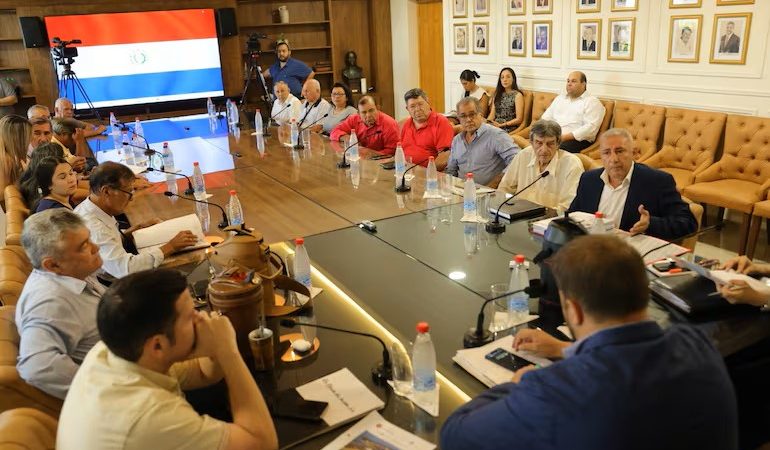 Exobreros de Itaipú amenazan con acudir a Lula ante silencio de Peña