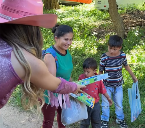 Marilina salió a recorrer para sorprender a los niños por Reyes