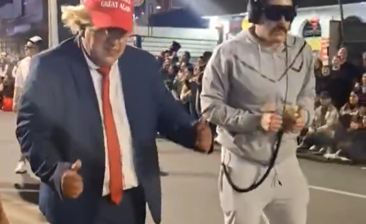 (VIDEO) Trump y Maduro aparecen «tirándose un paso» en carnaval de Perú