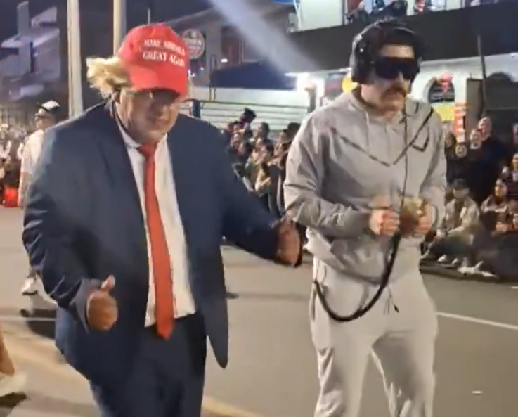 (VIDEO) Trump y Maduro aparecen «tirándose un paso» en carnaval de Perú