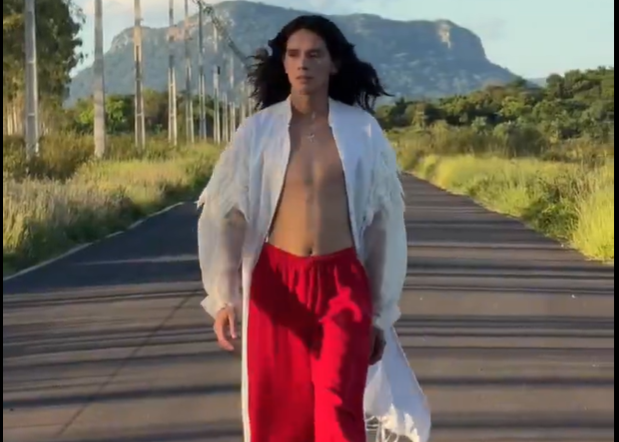 Modelo extranjero desfiló en ruta paraguaya