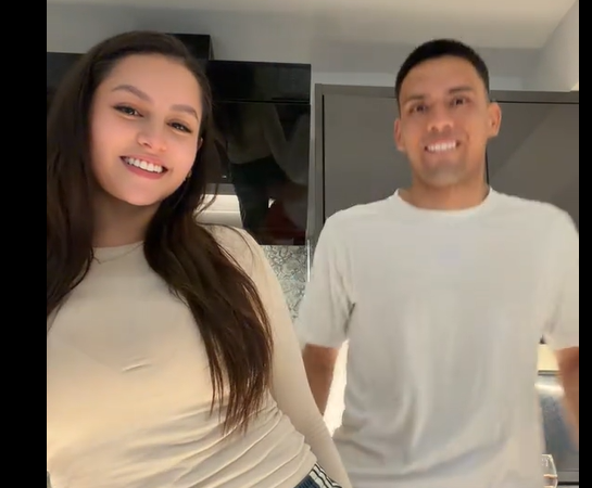 Su novia le hizo sacar unos pasitos de baile a Diego Gómez