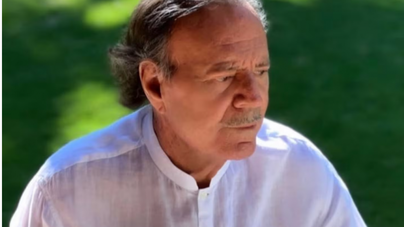 Julio Iglesias rompió el silencio ante denuncia de sus ex empleadas