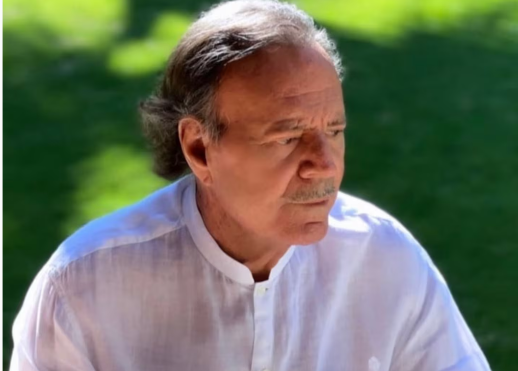 Julio Iglesias rompió el silencio ante denuncia de sus ex empleadas