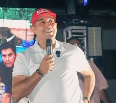 Arévalo impulsa chapa 2028 con polémico kepi, pero Latorre la descarta