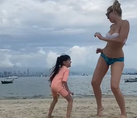 El divertido baile de Paola Hermann con su nieta en la playa
