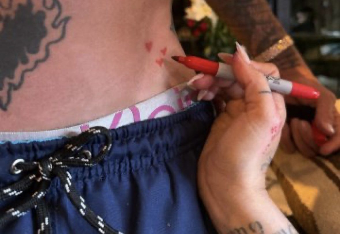 ¡Como demostración de amor, De Paul se tatuó corazoncitos que le dibujó Tini!