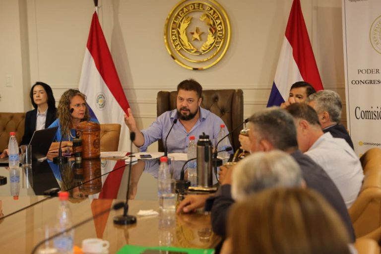 Docentes presionan en el Congreso por mesa técnica y cuestionan reforma de la Caja Fiscal